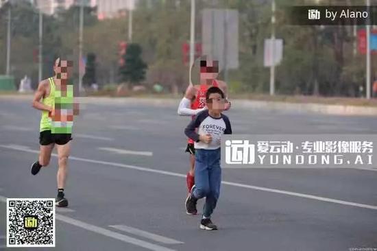 东莞马拉松一男孩跑全马!号码布时有时无