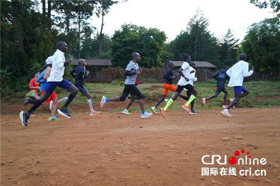 肯尼亚运动员在训练中 摄影：杨琼