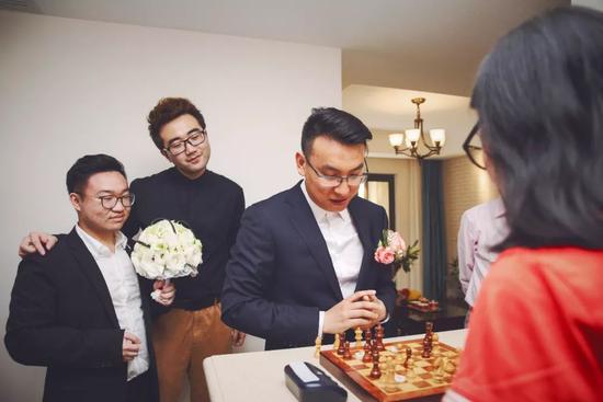18,国际象棋世界团体冠军章晓雯(新娘)与中国象棋大师赵玮(新郎)于
