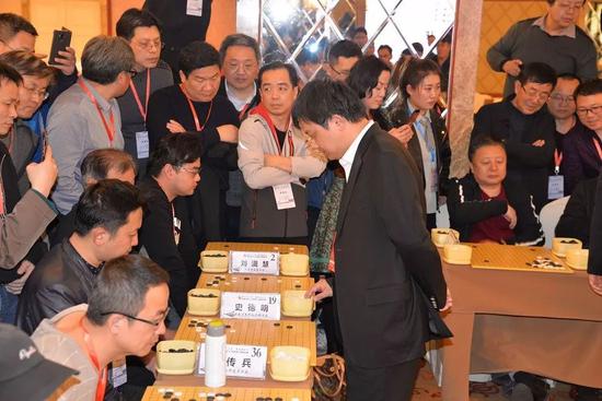 周鹤洋九段在下指导棋