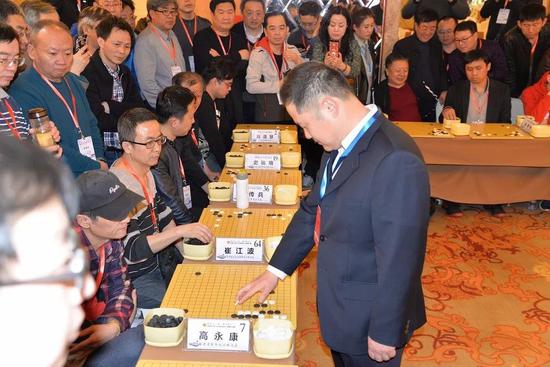 周鹤洋九段在下指导棋