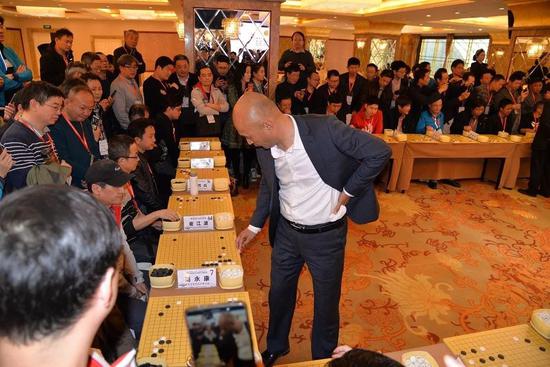刘小光九段在下指导棋