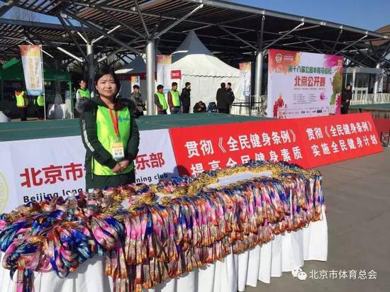 北京乍暖还寒，800名跑友携手“斑马”开启这个春天。