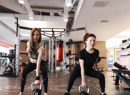 马景涛娇妻吴佳尼晒健美好身材，蜂腰蜜桃臀性感十足。