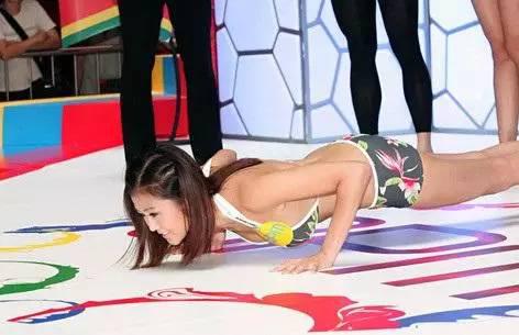 军训中，办公室，宿舍内都会看到许许多多的人练习俯卧撑。