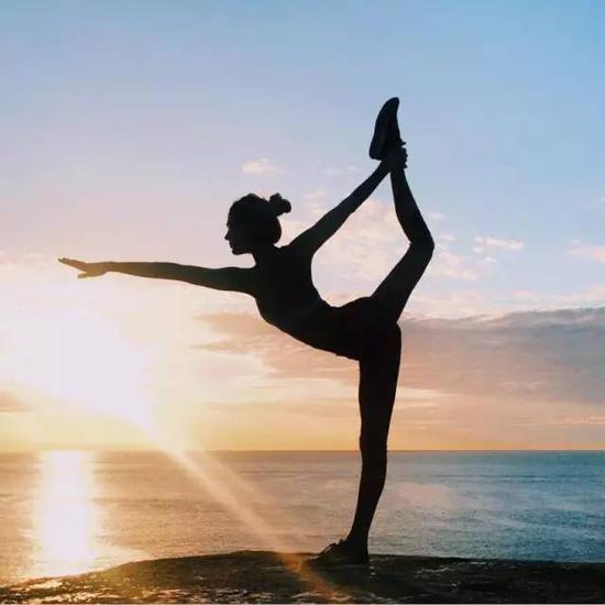 瑜伽▼来演绎人体之美用身体的柔韧性▼对她来说是家常便饭别人只能