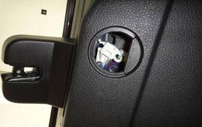 汽车有个逃生暗道-99％的人可能不知道