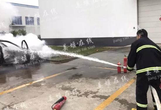 目前轿车自燃的原因还在调查中。