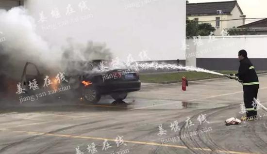 男子开车上班 刚到单位轿车突然自燃