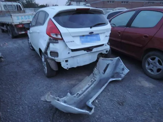 女司机酒驾撞7辆车后淡定吸烟 称故意撞车