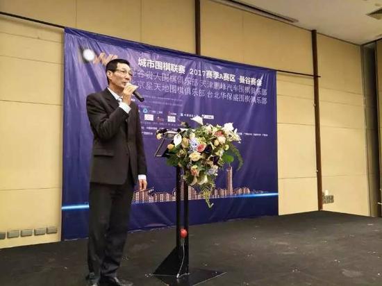 泰中侨商联合会会长邝锦荣先生在台上致辞