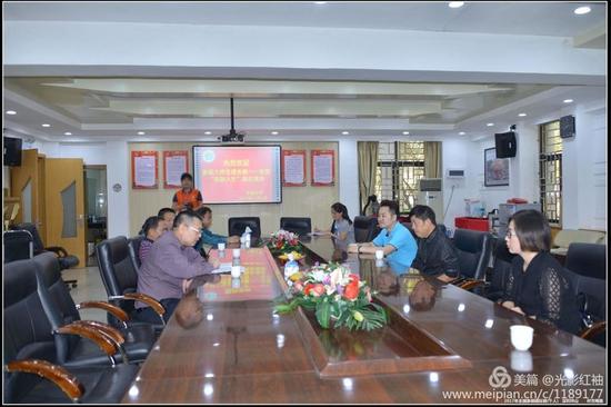 光祖中学李青海副校长向党斐大师以及媒体介绍了光祖中学悠久的历史