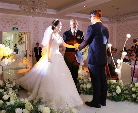 国象美女章晓雯大婚 新郎赵玮象棋界颜值担当_棋牌_新浪竞技风暴_新浪