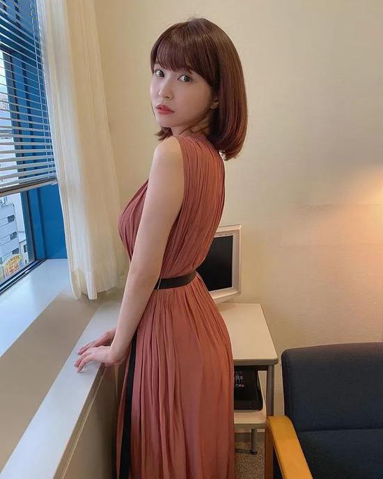 来感受一下她的写真和生活照如今在日本影视圈已经非常火了进入影视圈