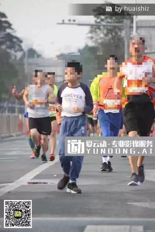 东莞马拉松一男孩跑全马!号码布时有时无