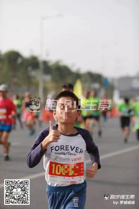 东莞马拉松一男孩跑全马!号码布时有时无