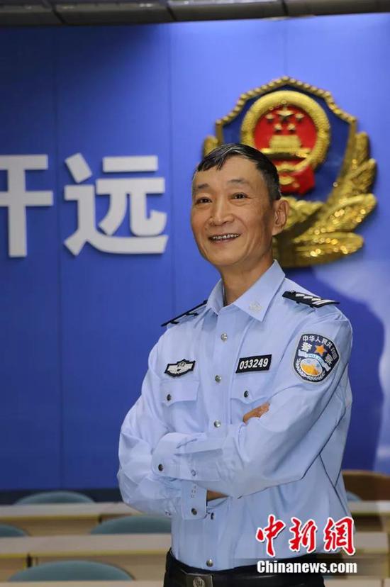 图为58岁的民警陈昆平。陶家淇 摄