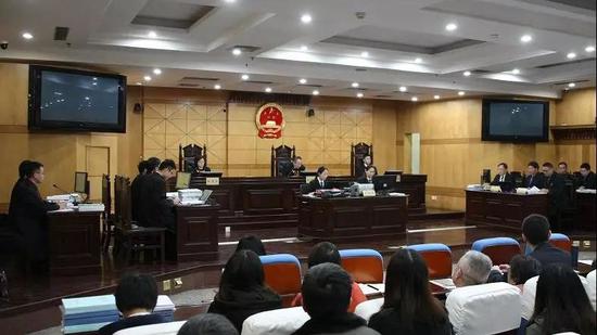 当然之友、绿发会与常隆公司、常宇公司、华达公司环境污浊民事公好诉讼案二审开庭。“江苏高院”微信公多号