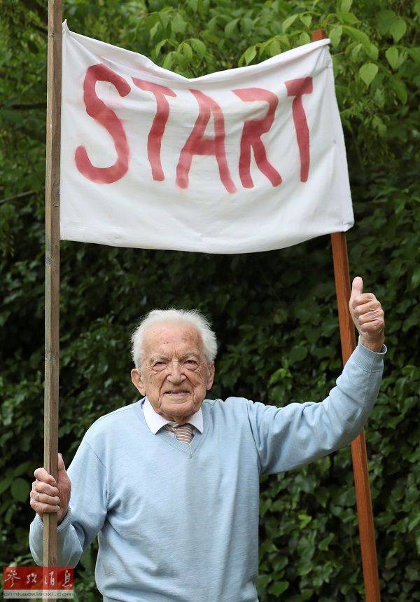 前不久,103岁的比利时老人阿尔方斯·林普尔斯在家人陪伴下走出家门