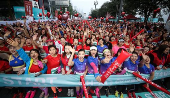 国内首个女子标牌赛事 重庆女马荣升铜标赛事