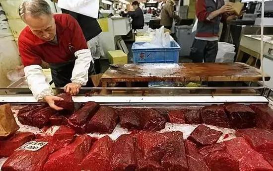 (图为被切割好的鲸肉 图源:新华国际头条)