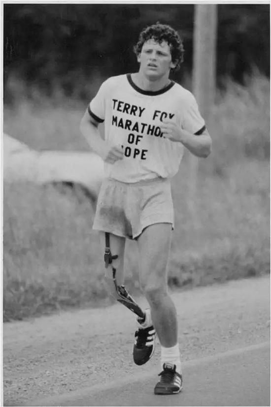 患癌症的独腿青年连跑5千公里靠跑步成民族英雄