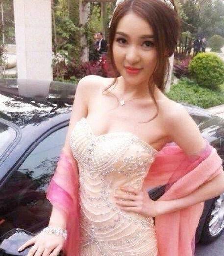 郭美美的外观 能不能配的上她的豪车？