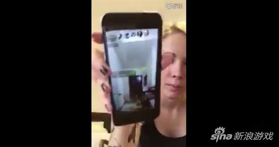 女主播还拿出了蛇精女的直播视频