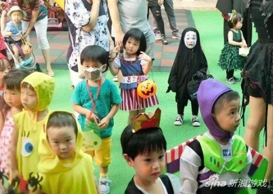 小萝莉Cos无脸男吓坏小伙伴