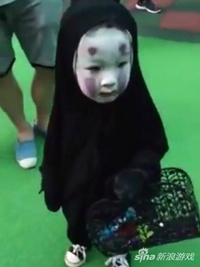 小萝莉Cos无脸男吓坏小伙伴