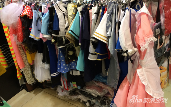 店中挂着的cos服装