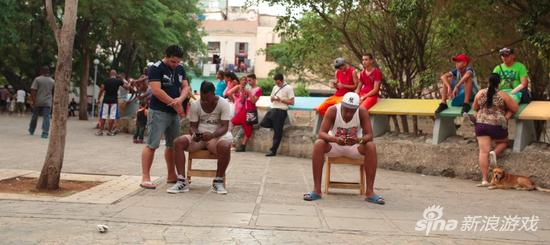 古巴的民众聚集在公园上网