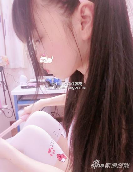 萝莉小学生自称已上高中父亲支持自己做直播