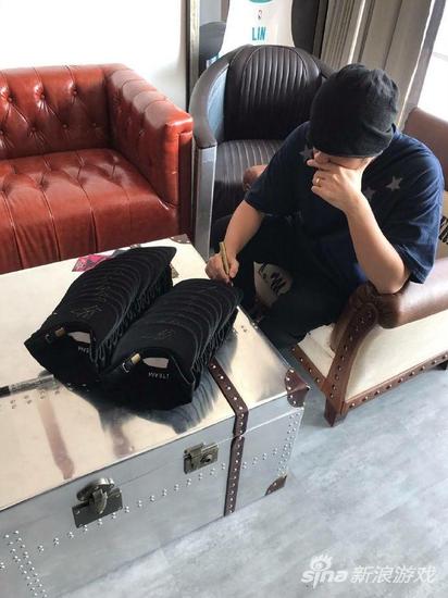 打完游戏正在签名的周董