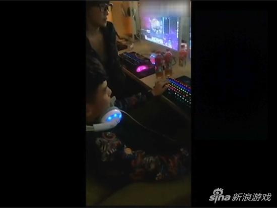 美女网吧直播“撩汉” 却遭遇玩家女友一顿胖揍