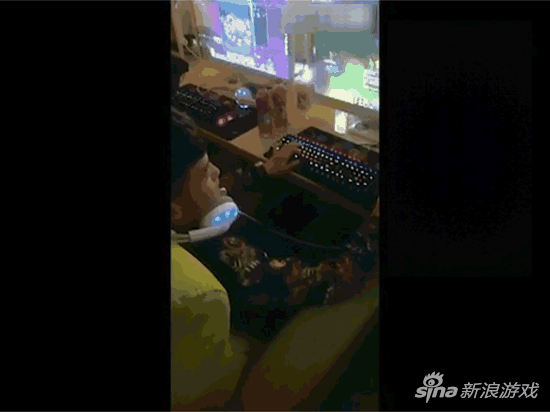 美女网吧直播“撩汉” 却遭遇玩家女友一顿胖揍