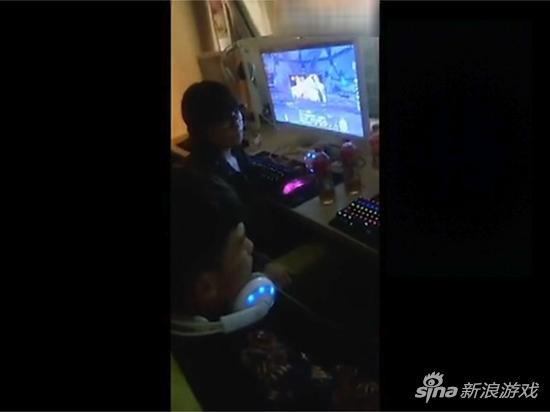 美女网吧直播“撩汉” 却遭遇玩家女友一顿胖揍