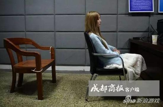 19岁女主播醉驾被抓后发嗲“求抱抱” 担心掉粉