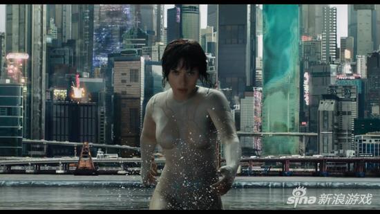 有网友曾吐槽女主角素子的皮肤有点像穿了保暖内衣……