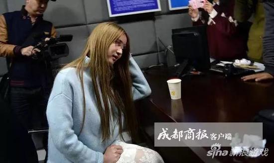 19岁女主播醉驾被抓后发嗲“求抱抱” 担心掉粉