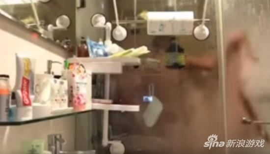 主播开始洗澡！漏出了美背！