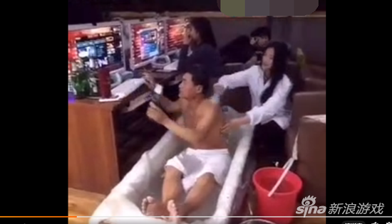 美女帮顾客洗澡