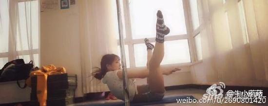 牛小蘑菇苦练钢管舞