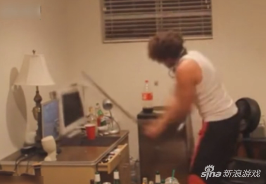 一言不合就发飙小哥打输游戏之后狂暴怒砸电脑