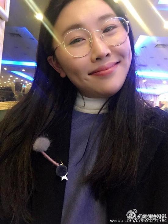 女主播阿怡晒与粉丝聚餐合影 算是成功洗白的节奏？