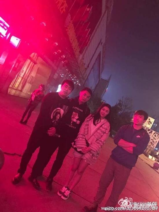 阿怡微博晒粉丝合影