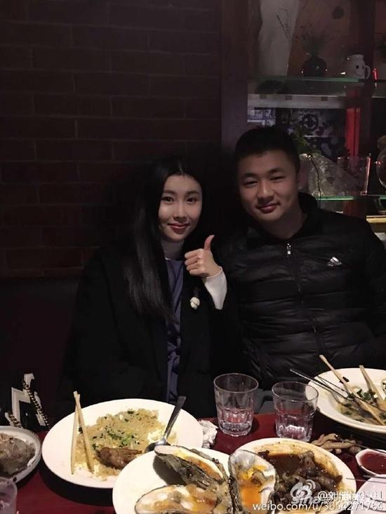 女主播阿怡晒与粉丝聚餐合影 算是成功洗白的节奏？