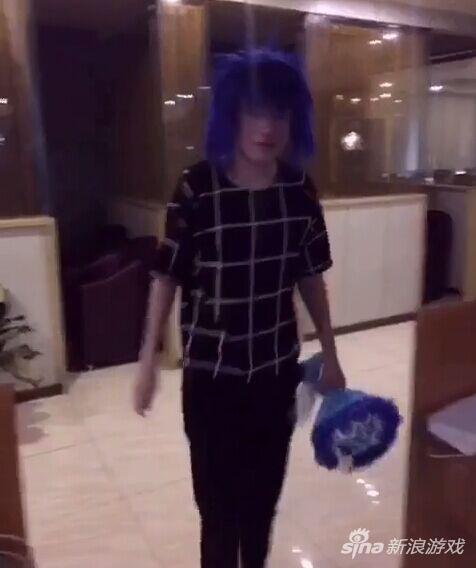 杀马特男子去网吧表白美女 送花不成反被打！