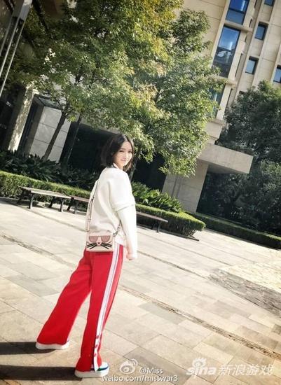 Miss生病不忘发旧照 身高1米9“突变”女巨人