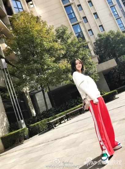 Miss生病不忘发旧照 身高1米9“突变”女巨人